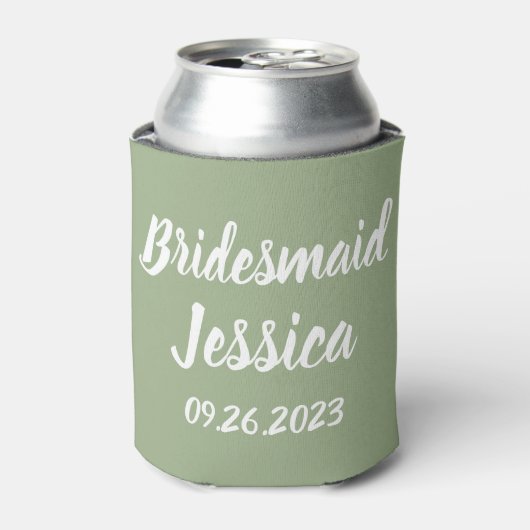 Bridesmaid Sage Green Elegante Script Hochzeiten Dosenkühler (Kanne Vorderseite)