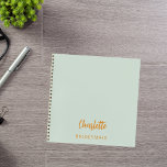 Bridesmaid Salbei grün Notizblock<br><div class="desc">Eine sage grüne Hintergrundfarbe. Personalisieren Sie den Namen Ihrer Brautjungfrau und fügen Sie ihn hinzu. Goldenes handgeschriebenes Stylesheft.</div>