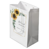 Bridesmaid Sunflower Eukalyptus Floral Wedding Mittlere Geschenktüte (Rückseite Schrägansicht)