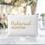 Bridesmaid - Team Bride! Geschenkname Zubehörtasche<br><div class="desc">"Dieses Bridesmaid / Team Bride Zubehör und Schminktasche präsentiert einen schlichten beige-goldenen Script-Schriftart mit eleganten Swashes auf weißem Hintergrund. Es ist das perfekte Geschenk für Ihre Brautjungfrau, die für Make-up und kleine Essentials entworfen wurde. Diese traditionell beim Probe-Dinner präsentierte Toilettentasche wird in den frühen Stunden vor der Hochzeit praktisch sein."...</div>
