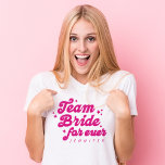 Bridesmaid Team Bride Pink Bachelorette T-Shirt<br><div class="desc">Der Bride Pink Bachelorette T - Shirt des Bridesmaid-Teams ist ein unterhaltsamer und Retro-inspiriert Meilenstein für Ihre Brautkommando. Dieses Shirt mit einem spielerisch rosa Drehbuch mit "Team Bride Forever" kann mit dem Namen jeder Brautjungfrau personalisiert werden und ist somit das perfekte Hochzeitsgeschenk. Dieses stilvolle und fröhliche Shirt, das sich ideal...</div>