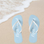 Bridesmaid Trendy Light Blue Badesandalen<br><div class="desc">Gönnen Sie Ihren Hochzeitsjungfrauen diese stilvollen Maid-Flip-Flops,  die eine trendige,  hellblaue Farbe mit weißem,  stilisiertem Skript sind,  um Ihr ähnliches Hochzeitsfarbschema zu ergänzen. Wählen Sie die Größe des Fußes zusammen mit anderen Optionen.</div>