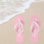 Bridesmaid Trendy Pink Color Badesandalen<br><div class="desc">Verschenken Sie Ihre Hochzeitsjungfrauen mit diesen stylistischen Flip Flops,  die eine trendige,  rosa Farbe sind,  zusammen mit einem weißen,  stilisierten Skript,  um Ihr ähnliches Hochzeitsfarbschema zu ergänzen. Wählen Sie die Größe des Fußes zusammen mit anderen Optionen. Sie können Ihre Flip-Flops anpassen,  um die Farbe an Ihre Wünsche anzupassen.</div>