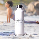 Bridesmaid Vorschlag Modernes Script Bachelorette Trinkflasche<br><div class="desc">Dieses Bridesmaid-Angebot Modernes Skript Bachelorette Water Flasche ist ein elegantes und stilvolles Geschenk,  perfekt für Ihr Brautparty. Mit einem minimalistischen Schwarz-Weiß-Design mit elegantem Drehbuch ist es ein elegantes Überbrückungsgeschenk oder Gastgeschenk. Seine einfache,  moderne Ästhetik macht es zu einem praktischen und dennoch modischen Sake für Bachelorette-Feiern und darüber hinaus.</div>
