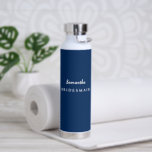 Bridesmaid Wasserflasche Trinkflasche<br><div class="desc">Diese isolierte Wasserflasche ist in Weiß mit einem individuelle Name mit einem überragenden Inhalt dargestellt. Farbe Akzent Navy Blau Passen Sie dieses Element an und ändern Sie den Beispielnamen zu Ihrem.</div>