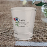 Bridesmaid Wildblume Bouquet Floral Wedding Sh Schnapsglas<br><div class="desc">Personalisiertes Schießglas für Sie, um mit dem Namen Ihrer Brautjungfrau, den Namen der Braut und des Bräutigams und dem Hochzeitstermin. Dieses rustikale botanische Landbild hat einen hübschen Strauß von Wildblumen, einschließlich düsteren Mohn und Maisblume. Eine elegante, moderne Blume mit böhmischen Gartenmotiven. Bitte stöbern Sie in meinem Shop in der Wildblume...</div>