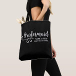 Bridesmaier Wedding Tote Bag | Fun Swirl Script Tasche<br><div class="desc">Deine Bridesmaier werden diese personalisierte Totttasche Liebe! Doppelseitig, Ein lustiger trendiger Skript-Schriftart und Swirl ist über zwei Zeilen Text positioniert - fügen Sie den Namen Ihrer Brautjungfrau, Hochzeitstag, Ort, etc. Ändern Sie die Hintergrundfarbe, um Ihre Hochzeitsfarben anzupassen - klicken Sie einfach auf Anpassen und dann die kleine Augenklappe. Zeitlos und...</div>