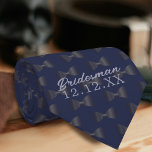 Bridesman Trauzeuge Personalisiert Blue Wedding Kr Krawatte<br><div class="desc">Fügen Sie einfach Ihren Bridesman-Namen und Ihr Hochzeitsdatum zu dieser unheimlichen Mitternacht blauen Hochzeitsbogen Krawatte gemusterte Krawatte.</div>