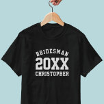 Bridesman Wedding Year Sporty Brautparty T - Shirt<br><div class="desc">Perfektes Shirt für Ihren Bridesman! Fügen Sie einfach seinen Namen und Ihre Hochzeit Jahr. Kann für jedes Mitglied Ihres Brautparty verwendet werden</div>