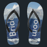 Bridge Groom Ocean Waves Blue Sky Badesandalen<br><div class="desc">Mein Original Fotografie & Grafik Design. Ein einzigartiger Bräuner Flip Flops nach Maß. Hübscher blauer Himmel mit flauschigen weißen Wolken, blauem Meer und weißen Schaumwellen. Unisex Flip Flops mit Braut und Bräutigam geschrieben in einem silberfarbigen Text, und Datum der Ehe in dunkelgrauem Text. PERSONALISIEREN Sie mit Ihrem Hochzeitstag (oder löschen...</div>