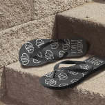 Bridge Heart Monogram Flitterwochen Flip Flops Badesandalen<br><div class="desc">Wenn Sie auf einer Ausfahrt sind, eine romantische Kreuzfahrt für zwei oder eine Strandhütte, verstecken Sie sich auf dem Weg, Pop ein Paar (oder zwei) dieser Schalkbrettherzen tauchen in Ihr Gepäck - sie nehmen nicht zu viel Platz ein. Ein hübsches Geschenk für die Neuvermählten, das mit ihren Initialen personalisiert werden...</div>