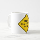 Bridge Ices vor Road Sign Winter Sicherheit Kaffeetasse (Vorderseite Links)