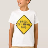 Bridge Ices vor Road Sign Winter Sicherheit T-Shirt (Vorderseite)