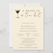 Bridge in einem Tini-Bit Espresso Martini-Brautpar Einladung (Vorderseite)