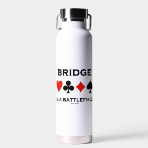 Bridge ist ein Schlachtfeld mit vier Karten Anzüge Trinkflasche