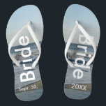 Bridge Ocean Waves Beach Sand Badesandalen<br><div class="desc">Hübscher blauer Himmel mit leicht flauschigen weißen Wolken, blaues Meer, abstürzenden Ozeanwellen und Strand Sand. Unisex Flip Flops mit Bride und Datum der Ehe geschrieben in einem weißen Text. PERSONALISIEREN Sie mit Ihrem Hochzeitstag (oder löschen Sie Text). Der Hochzeitstag ist im Sand geschrieben. Wählen Sie breite oder schlanke Gurte und...</div>