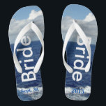 Bridge Ocean Waves Blue Sky Badesandalen<br><div class="desc">Einmalige Bride Flip Flops speziell entworfen. Hübscher blauer Himmel mit flauschigen weißen Wolken, blauem Meer und weißen Schaumwellen. Unisex Flip Flops mit Bride geschrieben in einem leicht silbernen Text, und Datum der Ehe in blauem Text. PERSONALISIEREN Sie mit Ihrem Hochzeitstag (oder löschen Sie Text). Ausgestellt mit breiten weißen Straps und...</div>