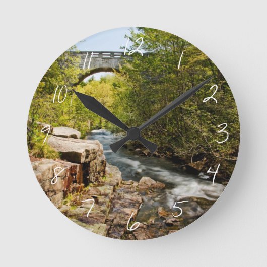 Bridge Over River Runde Wanduhr (Vorderseite)