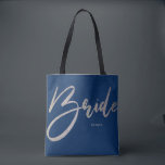 Bridge Silver Glitzer & Navy Princess Calligraphy Tasche<br><div class="desc">Nehmen Sie diese schicke, schwarz-weiße Handschrift Typografie Tote Tasche. Ideal, um Ihre Hochzeitsplanungspapiere oder Gegenstände während der Hochzeitsplanungsplanung Bühne und Aktivitäten Bühnen. Am Hochzeitstag bringen Sie diese schicke Tasche mit, um Schuhe, Programme oder andere Gegenstände für Ihren besonderen Tag zu transportieren. Erhältlich in mehreren Farben und Glitzer Texturen (silber, gold,...</div>