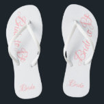 Bridge to Be Pink Script Niedlich Wedding Badesandalen<br><div class="desc">Adorable Braut,  um Flip Flops zu tragen an Ihrem Brautparty,  dem Strand,  Ihrer Hochzeitsfeier oder für nur wann immer. So süß mit dem gürtelrosa.</div>