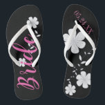 Bridge White Floral Custom Badesandalen<br><div class="desc">Flip Flops für die Braut! Hübsche weiße Blume mit ihren eigenen Hochzeitstermin Flip Flops sind ein Muss für die Braut. Fügen Sie das Hochzeitsdatum hinzu!</div>
