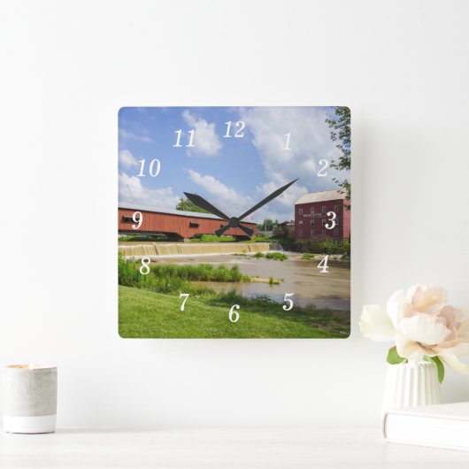 Bridgeton-Brücke und Mauermauer Quadratische Wanduhr (Zuhause)