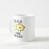 Brie hold Wir bringen Gouda News Funny Cheese Pun Kaffeetasse (Vorderseite Links)