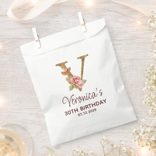 Brief V Gold Monogramm Rosen in Blushrosa Geschenktütchen (Ausgeschnitten)
