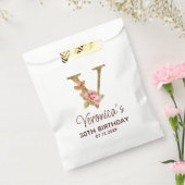 Brief V Gold Monogramm Rosen in Blushrosa Geschenktütchen (Versiegelt)