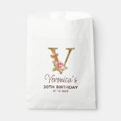 Brief V Gold Monogramm Rosen in Blushrosa Geschenktütchen (Vorderseite)