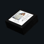 Briefkasten für Hochzeitssache mit Personalisierte Erinnerungskiste<br><div class="desc">Diese elegante Hochzeitskiste sagt Hier ist zu einem Leben voller Glück und Liebe! Personalisieren Sie Foto von Braut und Bräutigam,  Namen und Hochzeitstag.</div>