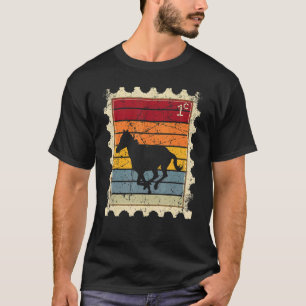 Briefmarke mit einem Sonnenuntergangs-Rennpferd T-Shirt