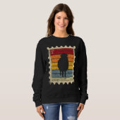 Briefmarke mit einem Sonnenuntergangs-Schaf Sweatshirt (Vorne ganz)