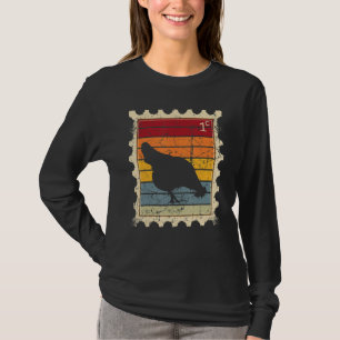 Briefmarke mit einem Sonnenuntergangshuhn 1 T-Shirt