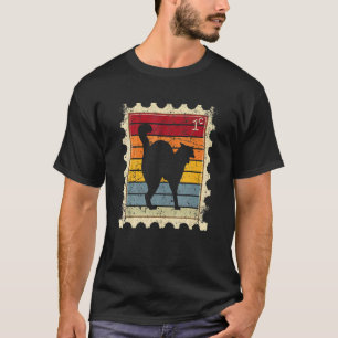 Briefmarke mit einer Sonnenuntergangskatze T-Shirt
