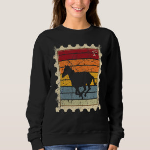 Briefmarke mit Rennpferd beim Sonnenuntergang Sweatshirt