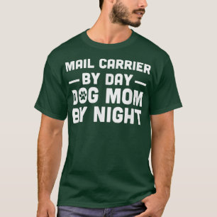 Briefträgerin bei Tag Katzenmutter bei Nacht T-Shirt