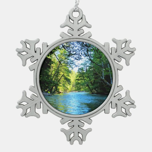 Bright Blue River Under Green Trees in Washington Schneeflocken Zinn-Ornament (Vorderseite)