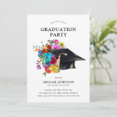 Bright & Bold Floral Cap Graduation Party Einladung (Stehend Vorderseite)