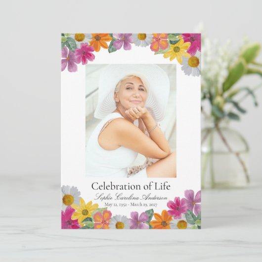 Bright Floral Celebration of Life Program Einladung (Stehend Vorderseite)