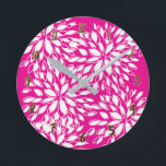 Bright Hot Pink Modern Floral Personalized Runde Wanduhr<br><div class="desc">Anpassen mit jedem Text.</div>