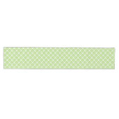 Bright Lime Green White Ikat Ogee Art Pattern Mittelgroßer Tischläufer (Horizontal)
