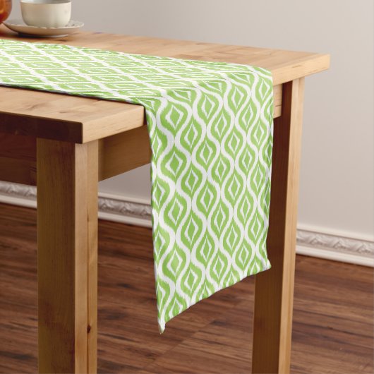 Bright Lime Green White Ikat Ogee Art Pattern Mittelgroßer Tischläufer (Beispiel)