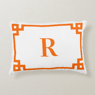Bright Orange griechische Schlüsselgrenzenmonogram Dekokissen