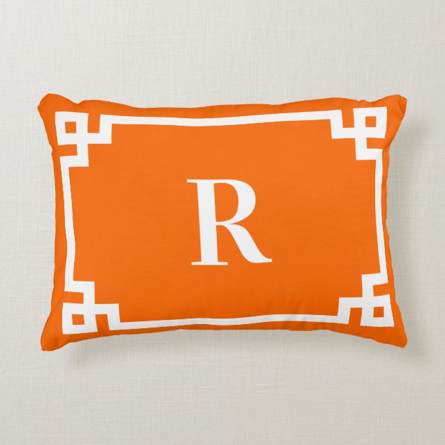 Bright Orange und White Greece Key Border Monogram Dekokissen (Vorderseite)