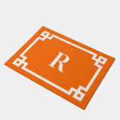 Bright Orange und White Greece Key Border Monogram Fußmatte (Schrägansicht)