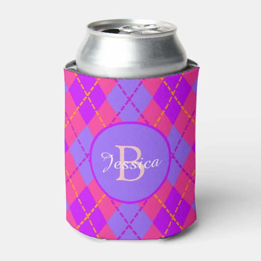 Bright Pink and Blue Argyle Pattern Monogram Dosenkühler (Kanne Vorderseite)