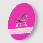 Bright Pink and Pola Dots  Große Wanduhr (Winkel)