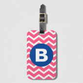 Bright Pink and White Chevron Pattern Monogram Gepäckanhänger (Vorderseite Vertikal)