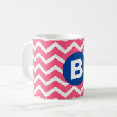 Bright Pink and White Chevron Pattern Monogram Kaffeetasse (Vorderseite Links)